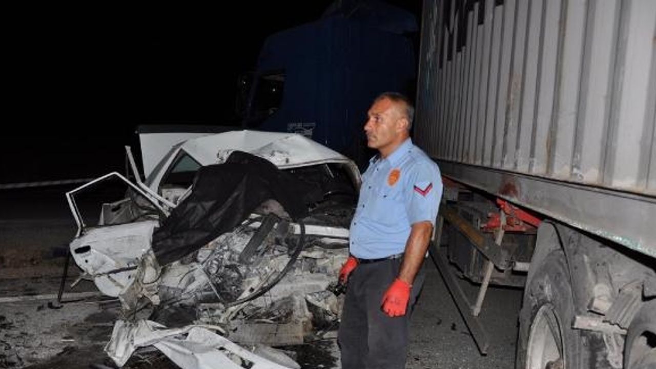 Otomobilin sürücüsü ile eşi öldü