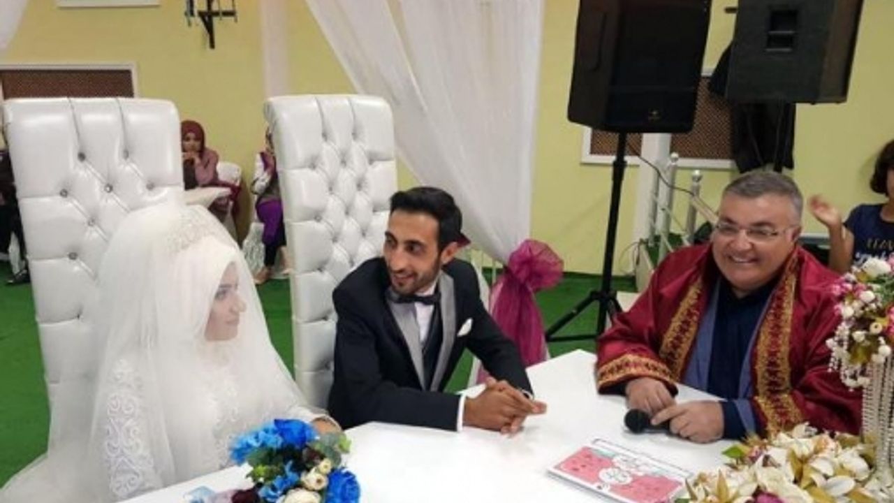 Nikahını kıydığı çifte klasik otomobilini tahsis etti