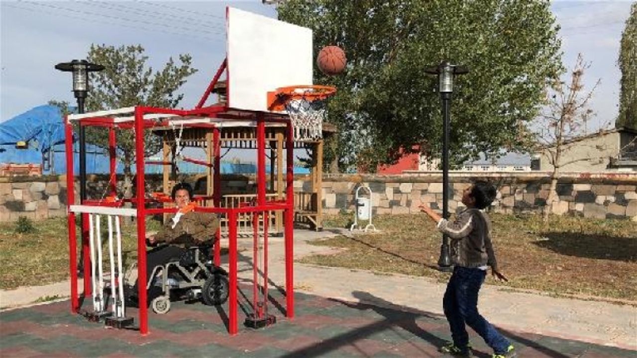 Kardeşine hem de ilçedeki diğer engellilere umut oldu.
