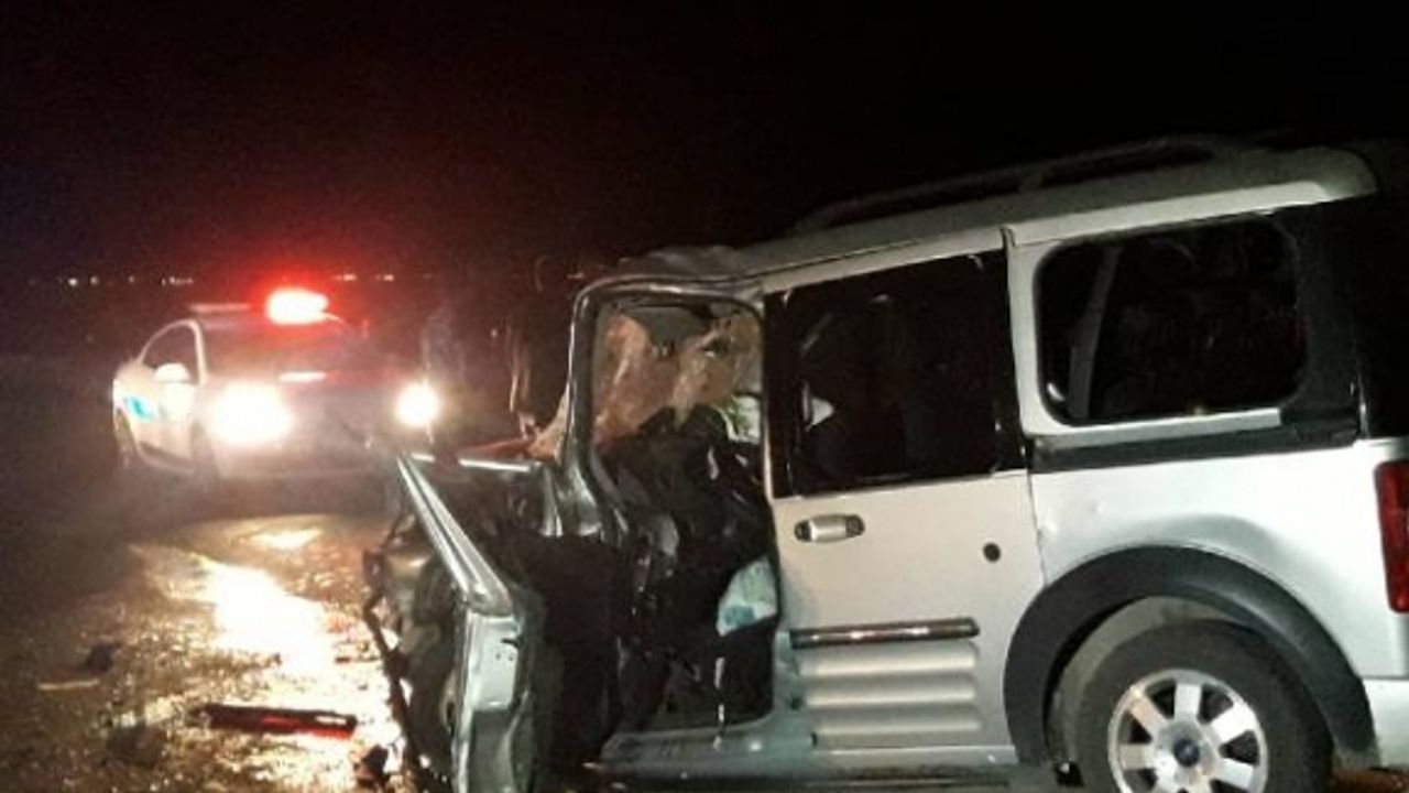 Hafif ticari araç kamyona çarptı: Baba öldü, eşi ve çocukları yaralandı