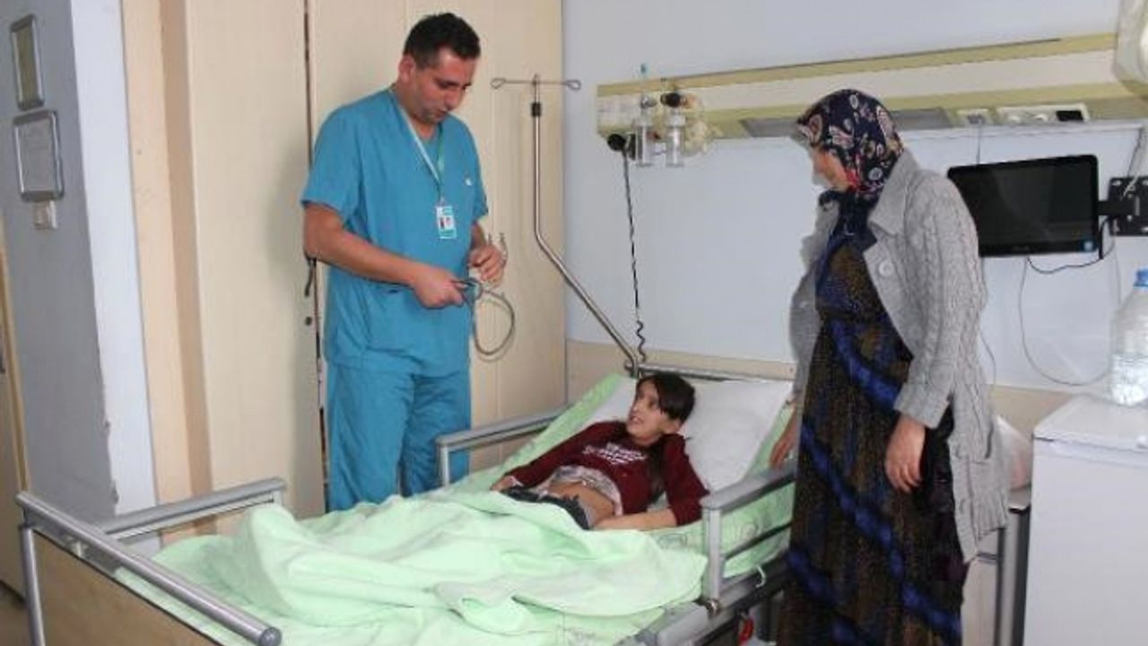 Hakkaride Filistin asıllı doktor hastalara şifa dağıtıyor
