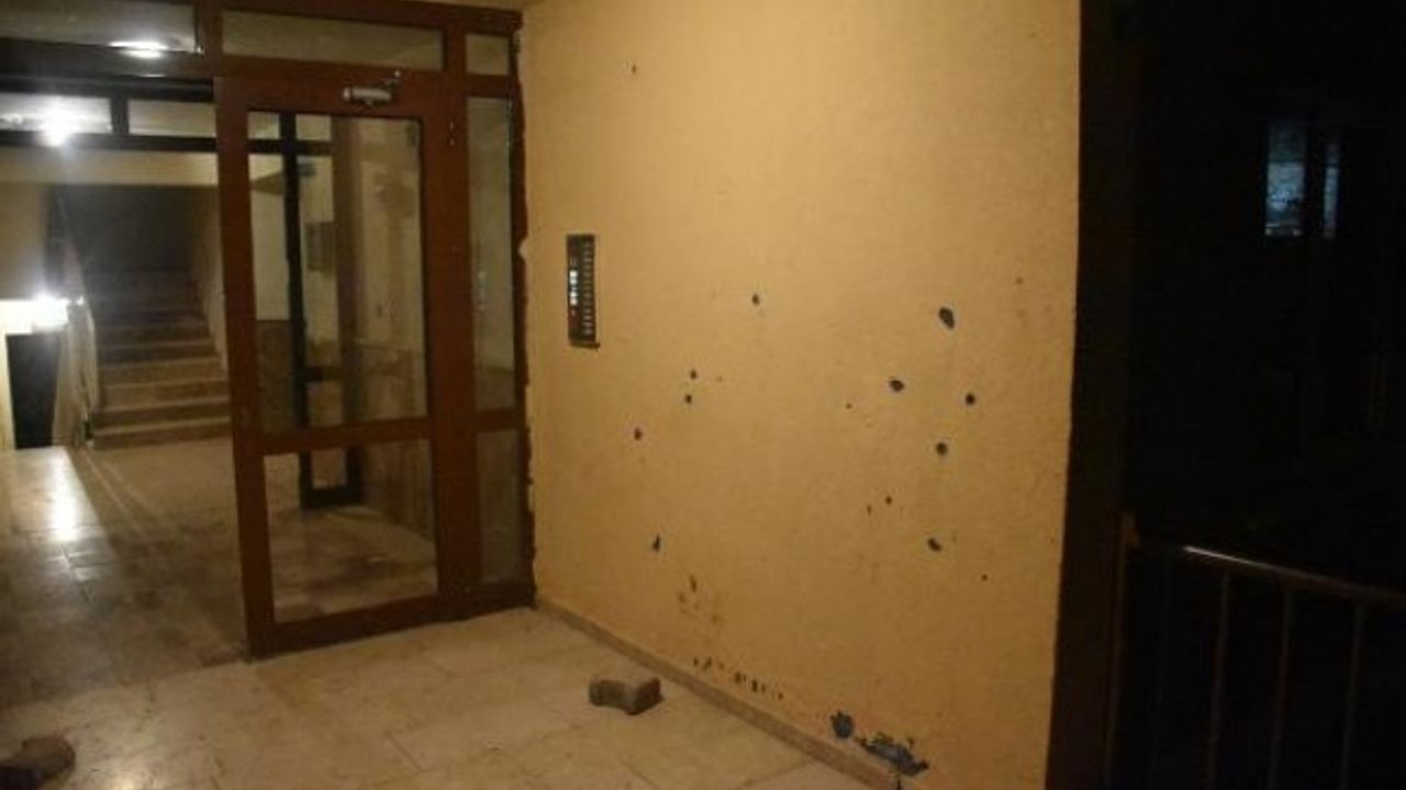 av tüfeğiyle binaya doğru rastgele ateş etti 1 yaralı