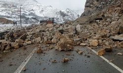 Kürtün Karayolunda Heyelan