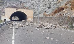 Gümüşhane'de Heyelan Yol Trafiğe Kapalı