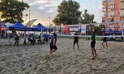 Kocaeli Gölcük'te kum üzerinde şenlikli turnuva başladı