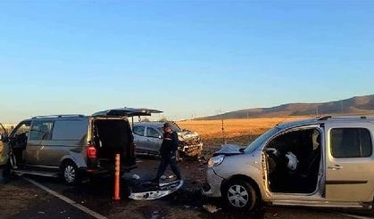 Minibüs, düğün konvoyundaki araçlara çarptı: 3 ölü, 3 yaralı