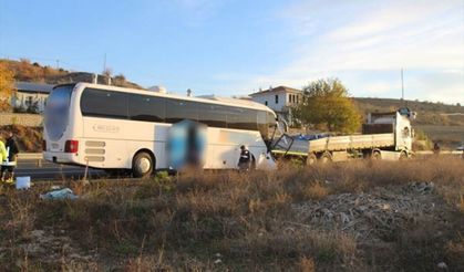 Yolcu otobüsü Tır'a çarptı: 2 ölü,31 yaralı