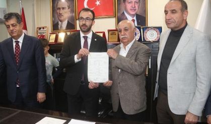 CHP Şırnak eski il başkan o dönemki yönetim kurulu üyeleriyle birlikte Ak Parti'ye geçti.