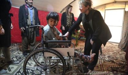 Göçer kızın tekerlekli sandalye sevinci