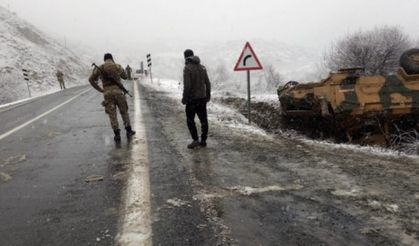 Görevden dönen zırhlı askeri araç devrildi: 2 asker yaralı