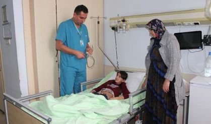 Hakkaride Filistin asıllı doktor hastalara şifa dağıtıyor