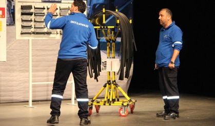 İşçiler, performansları ile usta oyunculara taş çıkardılar.