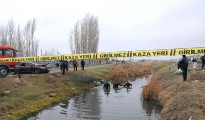 Sulama kanalına uçan otomobilin sürücüsü öldü, dalgıçlar suda bebek aradı