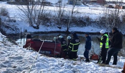 Dereye uçan otomobilde 4'ü çocuk 8 kişi öldü