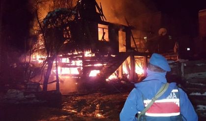 Ev alev alev yandı, itfaiye yolda kaldı