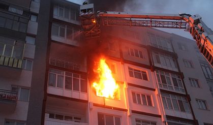 Evini ateşe verdi, apartmanda paniğe yol açtı!