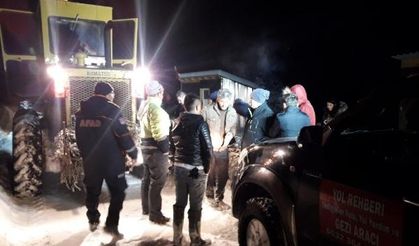 Yedigöller yolunda düşen çığ nedeniyle mahsur kalan 4 tatilci kurtarıldı