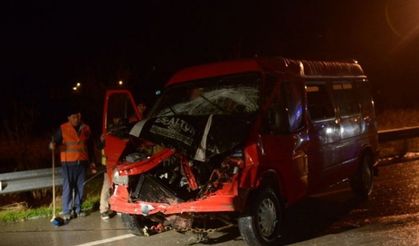 İki minibüs çarpıştı: 13 yaralı