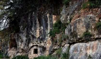 4'üncü yüzyıla ait olan ve İyon düzeninde yapılan kaya mezarlarının hali yürek burkuyor.