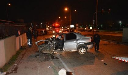 Otomobilin demir yığını halinde dönüştüğü  1 kişi öldü, 2 kişi ağır yaralandı.