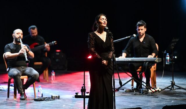 Esra Öztürk Ata'nın sevdiği şarkıları söyledi