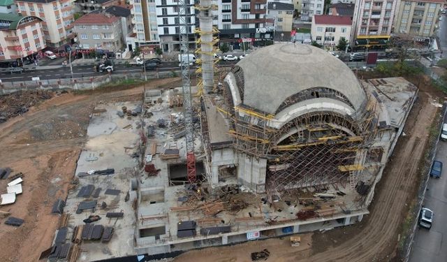 Çayırova'da kent meydanında çalışmalar sürüyor