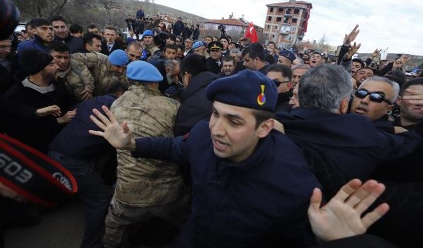 CHP Genel Başkanı Kemal Kılıçtaroğlu Ankara’da katıldığı şehit cenazesinde kimliği belirsiz kişiler tarafından saldırıya uğradı.
