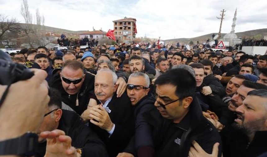 CHP Genel Başkanı Kemal Kılıçtaroğlu Ankara’da katıldığı şehit cenazesinde kimliği belirsiz kişiler tarafından saldırıya uğradı.