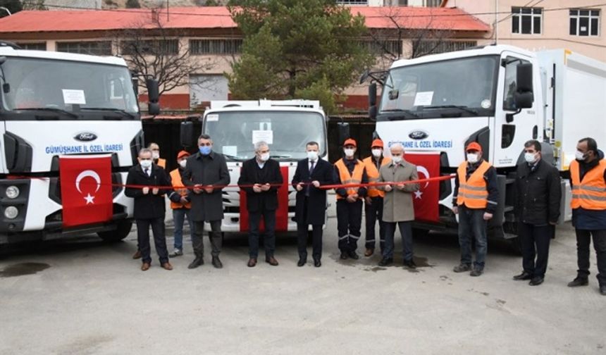 Çevre ve Şehircilik Bakanlığı tarafından Gümüşhane köylerindeki çevre ve temizlik hizmetlerinde kullanılmak üzere İl Özel İdaresine hibe edilen çöp araçları düzenlenen törenle hizmete alındı.