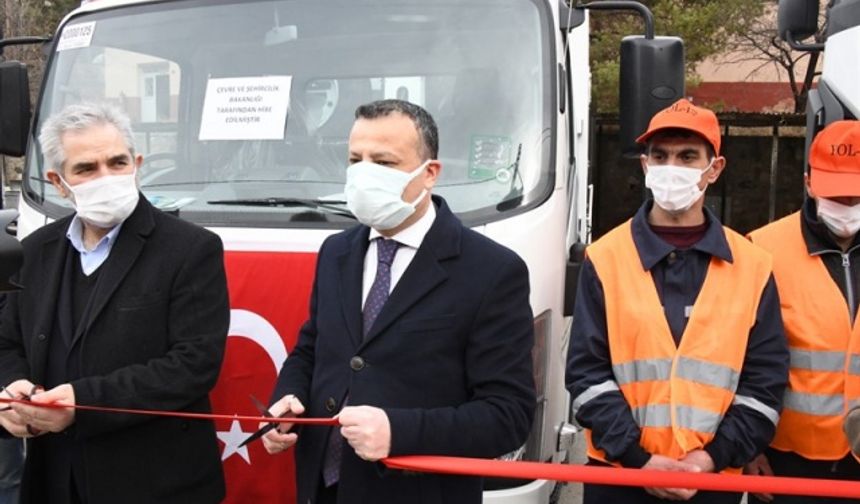 Çevre ve Şehircilik Bakanlığı tarafından Gümüşhane köylerindeki çevre ve temizlik hizmetlerinde kullanılmak üzere İl Özel İdaresine hibe edilen çöp araçları düzenlenen törenle hizmete alındı.