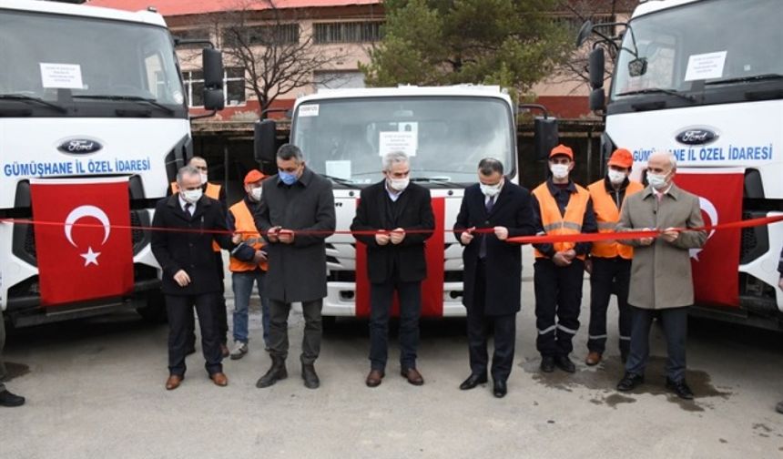 Çevre ve Şehircilik Bakanlığı tarafından Gümüşhane köylerindeki çevre ve temizlik hizmetlerinde kullanılmak üzere İl Özel İdaresine hibe edilen çöp araçları düzenlenen törenle hizmete alındı.
