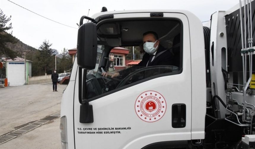 Çevre ve Şehircilik Bakanlığı tarafından Gümüşhane köylerindeki çevre ve temizlik hizmetlerinde kullanılmak üzere İl Özel İdaresine hibe edilen çöp araçları düzenlenen törenle hizmete alındı.