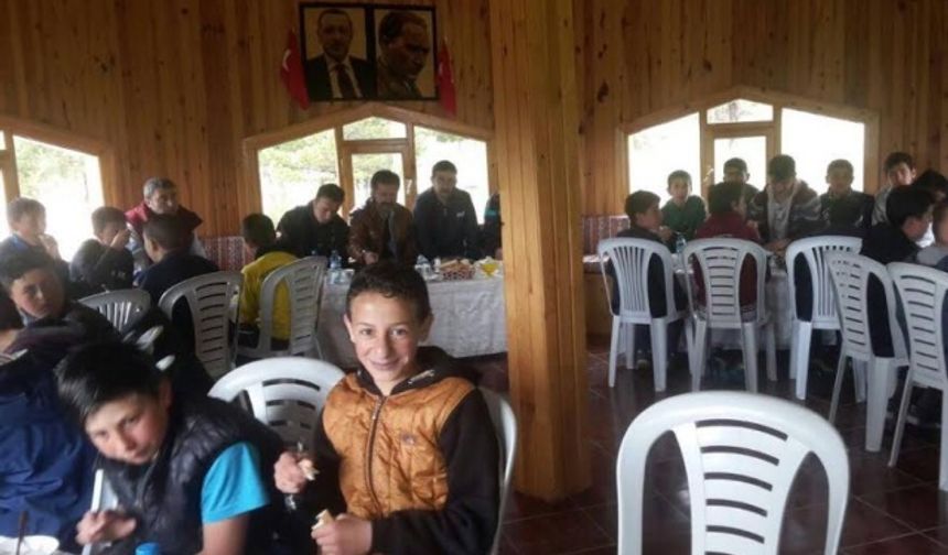 Köse Belediye Başkanı Şerif Aygün, Kösespor ile U-13 karşılaşması için Köse’ye gelen Gümüşhane 15 Şubatspor futbol takımına yemek verdi.