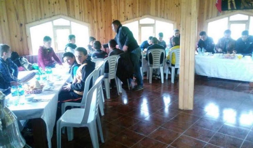 Köse Belediye Başkanı Şerif Aygün, Kösespor ile U-13 karşılaşması için Köse’ye gelen Gümüşhane 15 Şubatspor futbol takımına yemek verdi.
