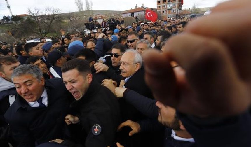 CHP Genel Başkanı Kemal Kılıçtaroğlu Ankara’da katıldığı şehit cenazesinde kimliği belirsiz kişiler tarafından saldırıya uğradı.