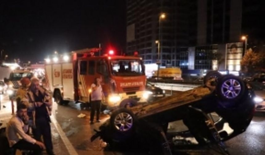 Zeytinburnu D-100 Karayolunda otomobil takla attı: 1 yaralı