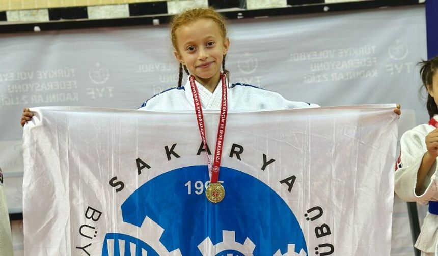 Sakaryalı sporcu minderden şampiyon ayrıldı