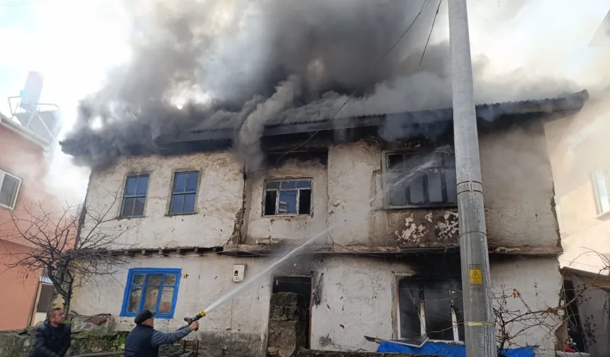 Bilecik Pazaryeri'nde yangın: İki katlı ev küle döndü