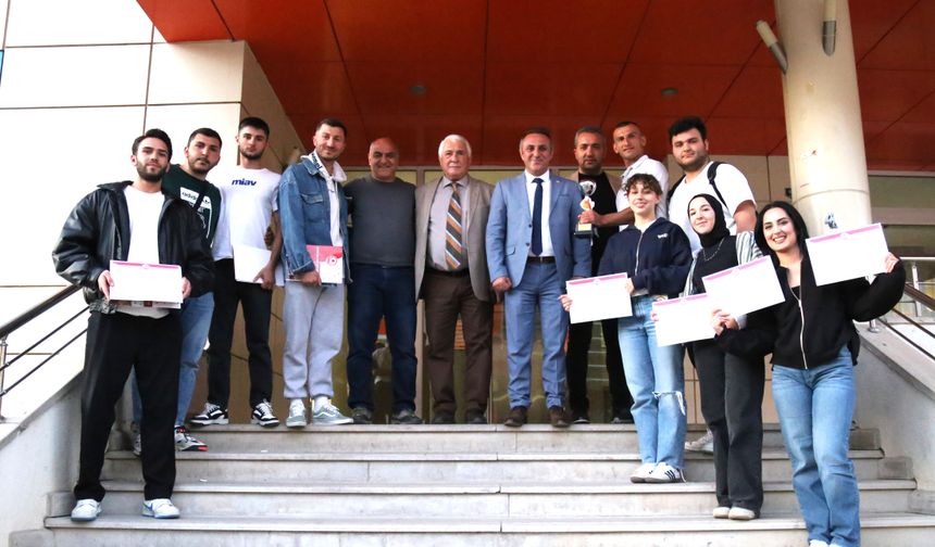 Başarılı Öğrenciler Ödüllerini aldılar